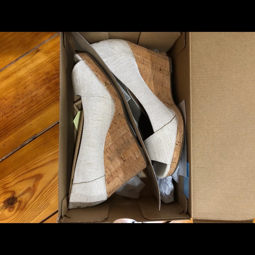 New with tags Toms wedges